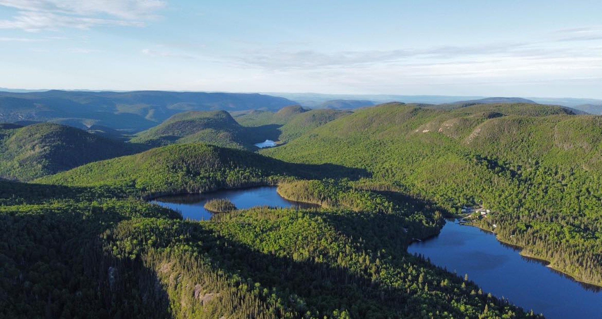 Paysage verdoyant des collines de Charlevoix avec lacs, idéal pour la chasse à l'orignal au Lac Croche