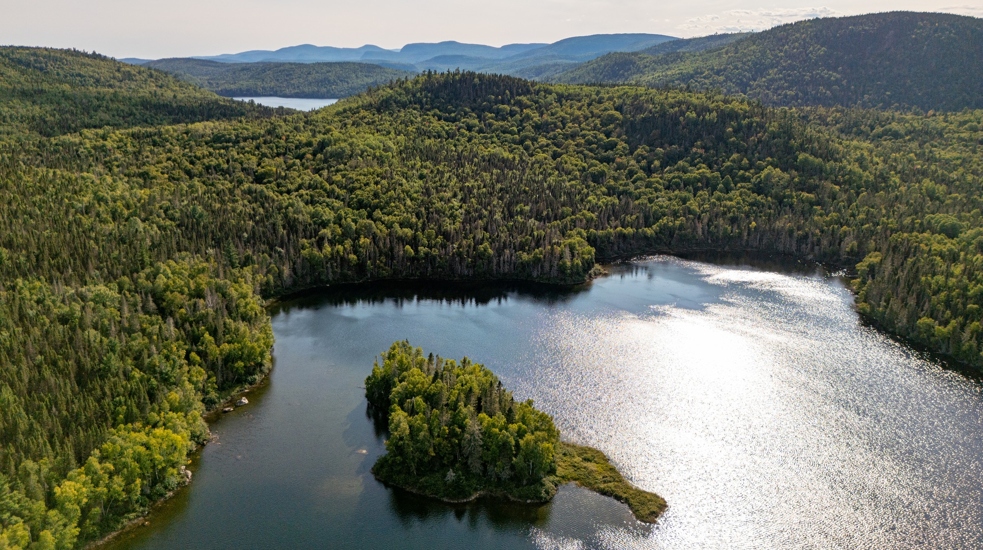 Lacs entourés de forêts verdoyantes dans la région de Charlevoix, propices à la pêche et à la détente
