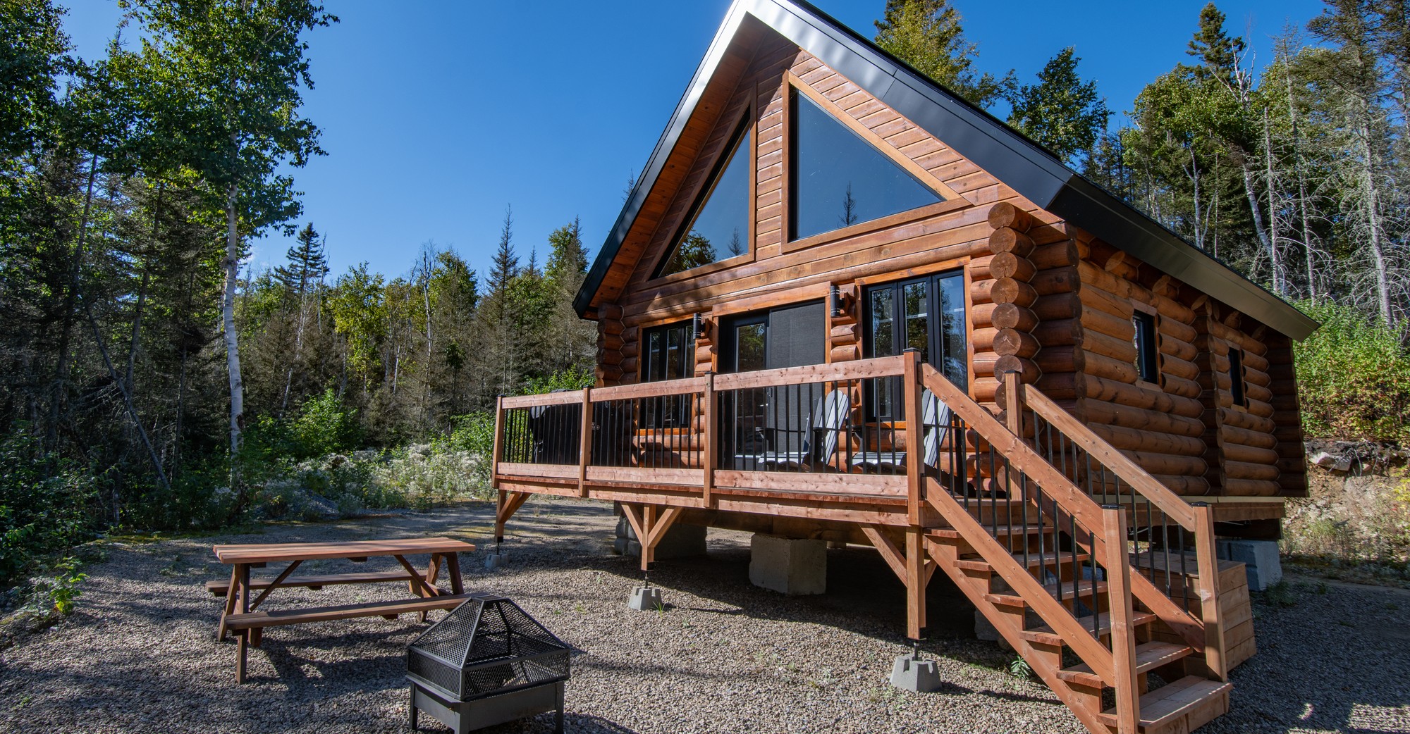 Chalet en bois rond avec terrasse, à proximité de la nature, idéal pour un séjour de pêche en Charlevoix