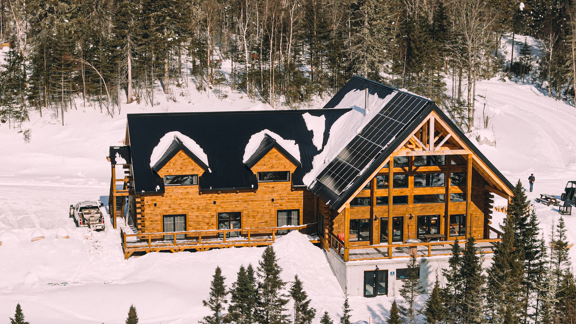 L'Auberge Boréale de Charlevoix, un grand chalet en bois enneigé au Domaine du Lac Brouillard, séjour hivernal en pleine nature dans Charlevoix