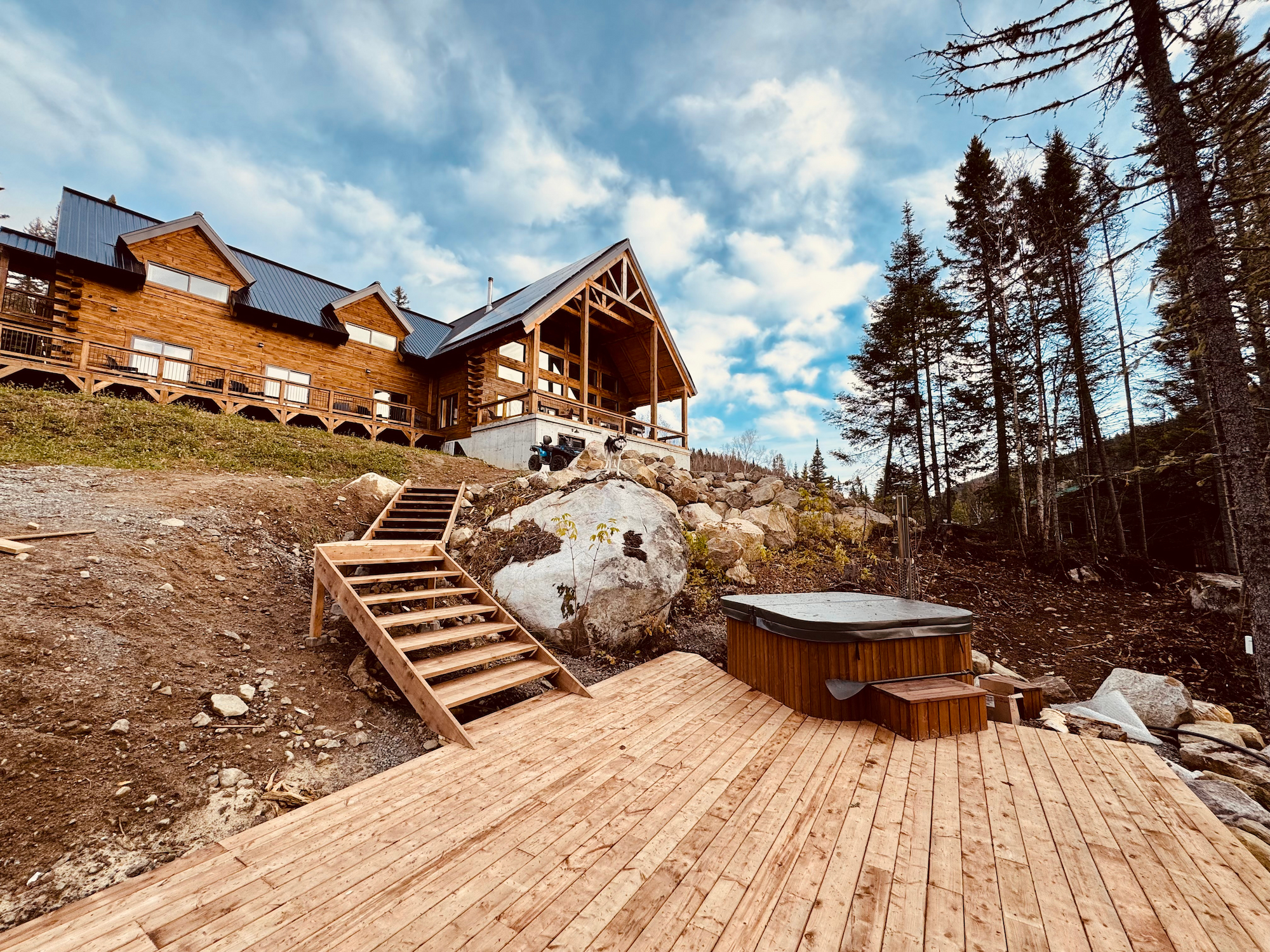 L'Auberge Boréale de Charlevoix, un chalet en bois avec spa extérieur et terrasse au Domaine du Lac Brouillard, en pleine nature dans Charlevoix