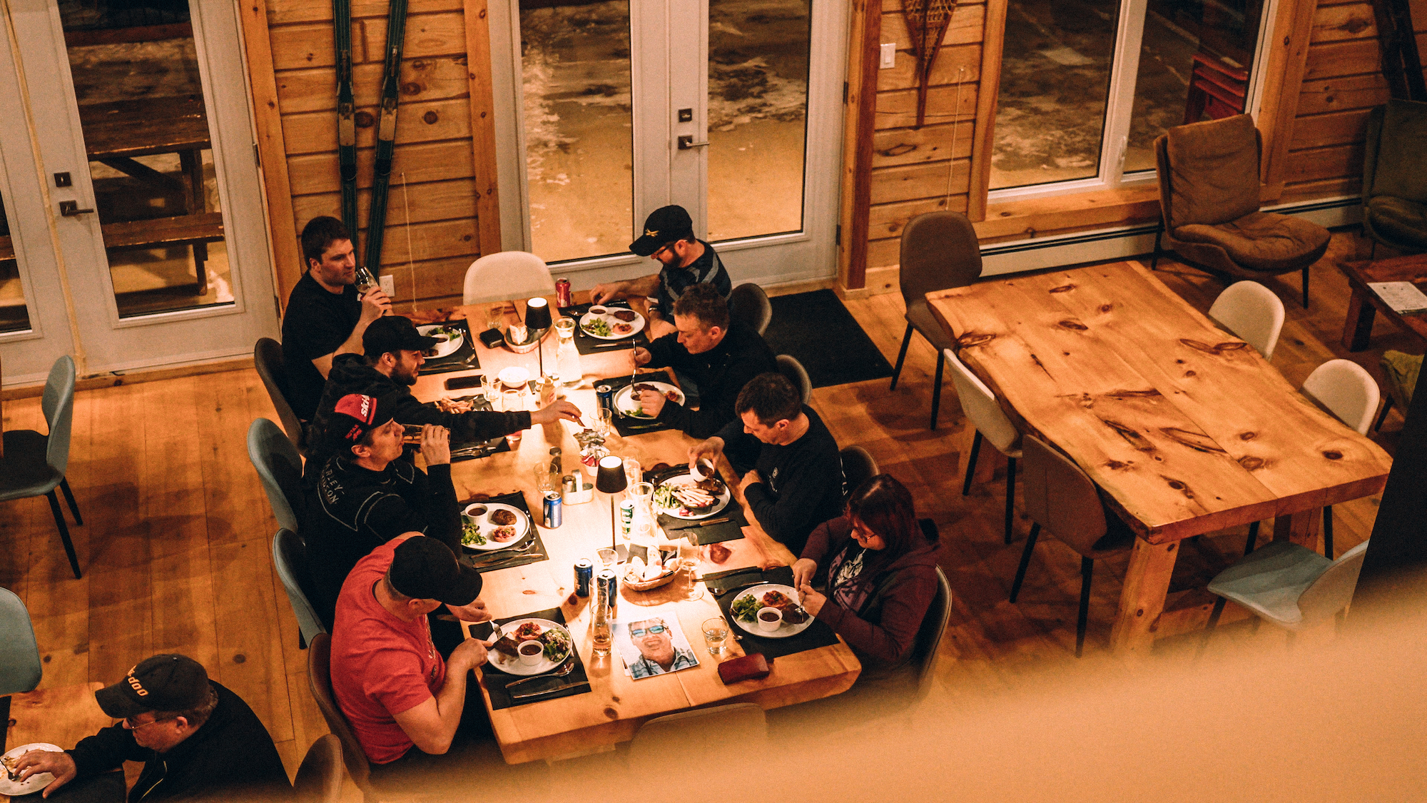 Repas convivial entre amis à l'Auberge Boréale de Charlevoix au Domaine du Lac Brouillard, expérience hivernale dans Charlevoix